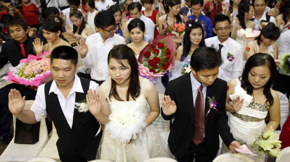 At the Hokkien Association building in Klang, outside Kuala Lumpur, Malaysia, today, more than 300 brides and grooms got married in a mass ceremony to take advantage of the date.
