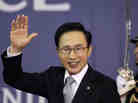 South Korea's President Lee Myung-bak waves as he arrives for a working dinner at the G20 summit in Cannes, southern France, Nov. 3. At home, Lee faces mounting criticism over the free trade deal with the U.S. as well as North Korea policy and the economy.