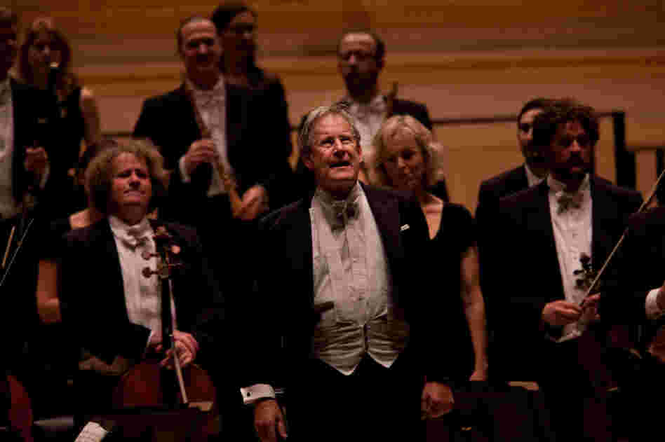 A full house at Carnegie Hall gives Gardiner and his Orchestre Revolutionnaire et Romantique a standing ovation after hearing an all Beethoven concert that included the symphonies 5 and 7.