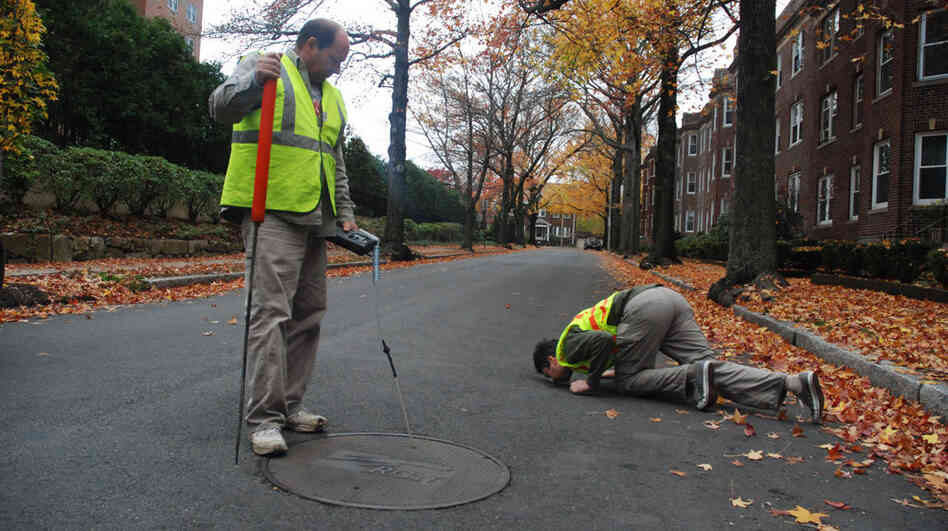Bob Ackley, left, and Nathan Phillips measure methane levels on a Boston street. They found about 4,000 significant gas leaks after driving 785 miles of Boston and suburban roads. Bob Ackley, left, and Nathan Phillips measure methane levels on a Boston street. They found about 4,000 significant gas leaks after driving 785 miles of Boston and suburban roads.