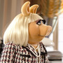 Who, Moi? With a telethon planned to help save the theater, Kermit tries to convince Miss Piggy to give up her Paris fashion-editor job and return to the stage.