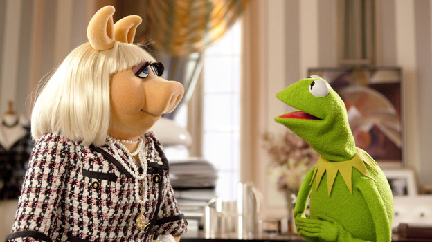 Who, Moi? With a telethon planned to help save the theater, Kermit tries to convince Miss Piggy to give up her Paris fashion-editor job and return to the stage.