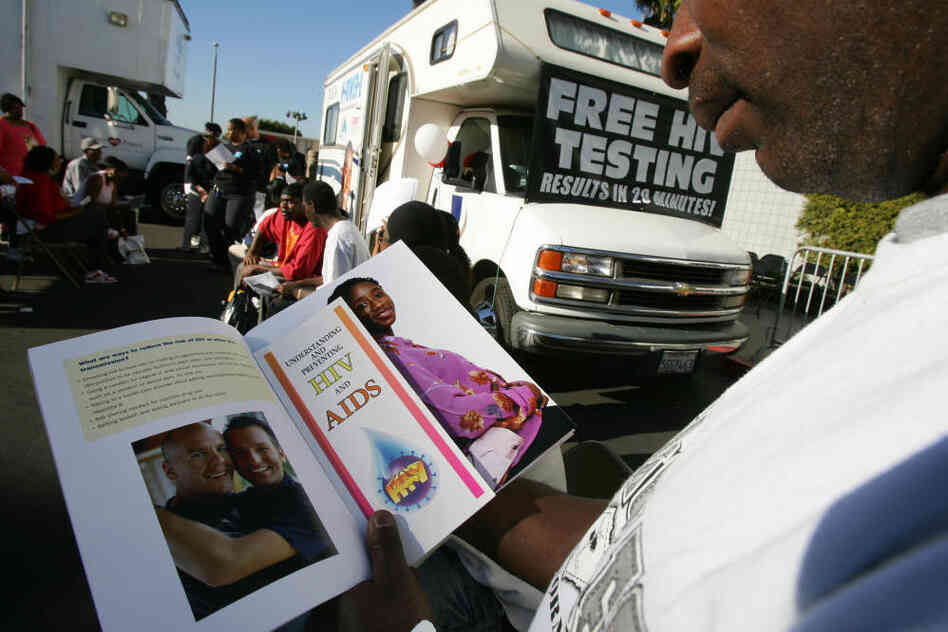     The latest numbers from CDC show that only 28 percent of the nation's 1.2 million HIV-infected people are getting effective antiviral treatment; effective treatment rates are lowest among African-American men. 