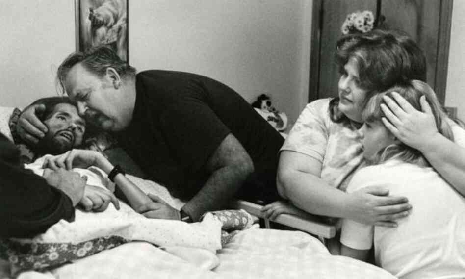 The haunting image of David Kirby's death, taken by journalism student Therese Frare in 1990, became an iconic image of the HIV/AIDS epidemic that, by then, had seen as many as 12 million people infected.