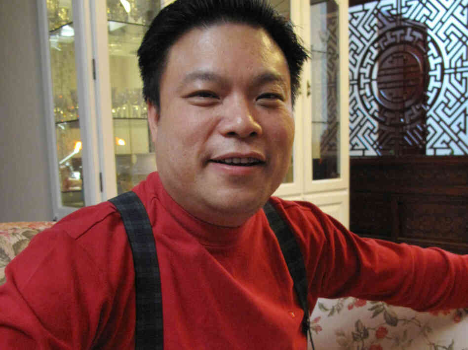 Wolf Dad Xiao Baiyou at home, where he drew up more than a thousand rules for his kids. Any transgression earned the kids a beating with a feather duster, either on the legs or on the palm of the hand. Wolf Dad Xiao Baiyou at home, where he drew up more than a thousand rules for his kids. Any transgression earned the kids a beating with a feather duster, either on the legs or on the palm of the hand.