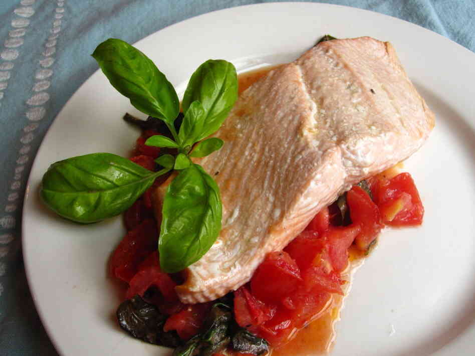 Salmon fillets in basil sauce.