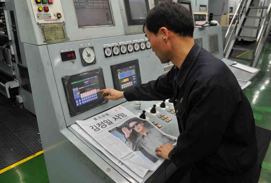 A special edition of a major South Korean newspaper announces the death of Kim Jong ll in Seoul, Dec. 19, 2011. 