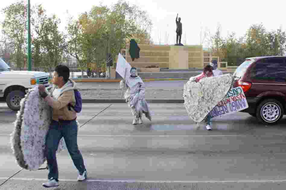 Messenger angels zigzag around traffic as they go to set up their posts. Every Saturday, the youth angels visit street corners and murder scenes throughout the city.