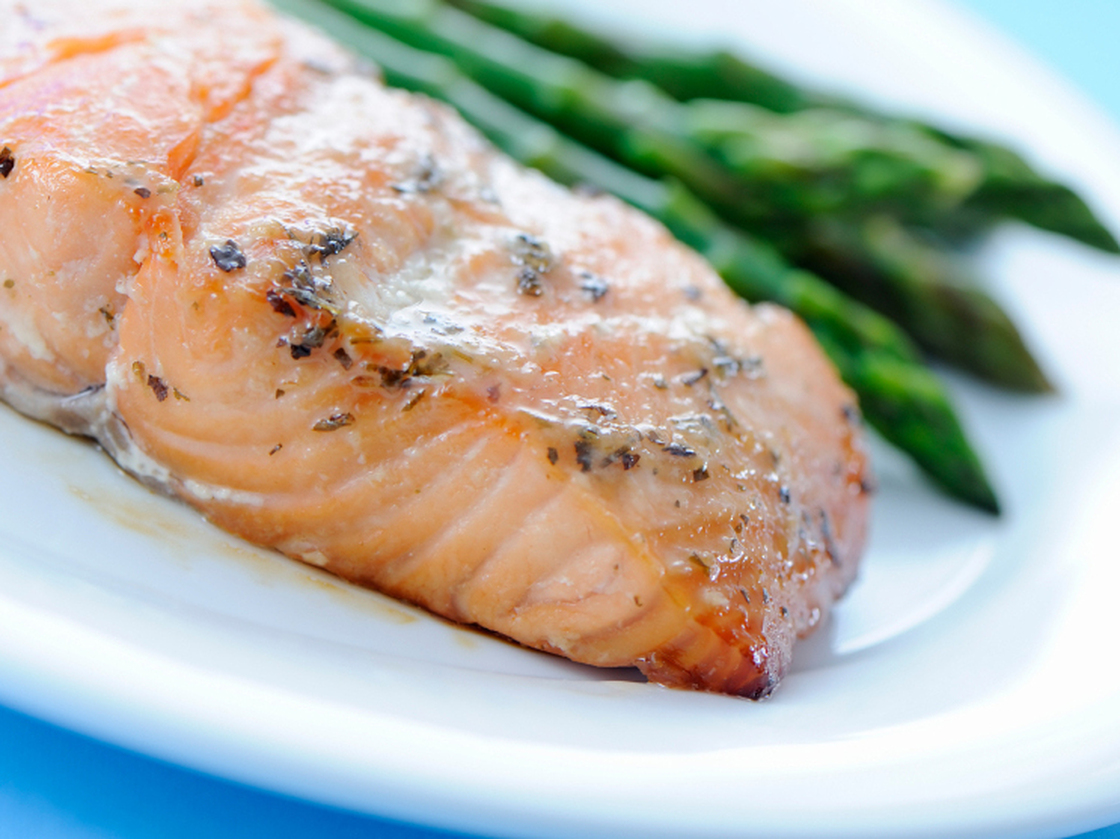 People who ate a diet high in omega-3 fatty acids and vitamin D, which are commonly found in fish, and in vitamins C, E and B, which are often found in vegetables, were less likely to have their brains shrink, and were more likely to score higher on the memory and thinking tests, a study found.