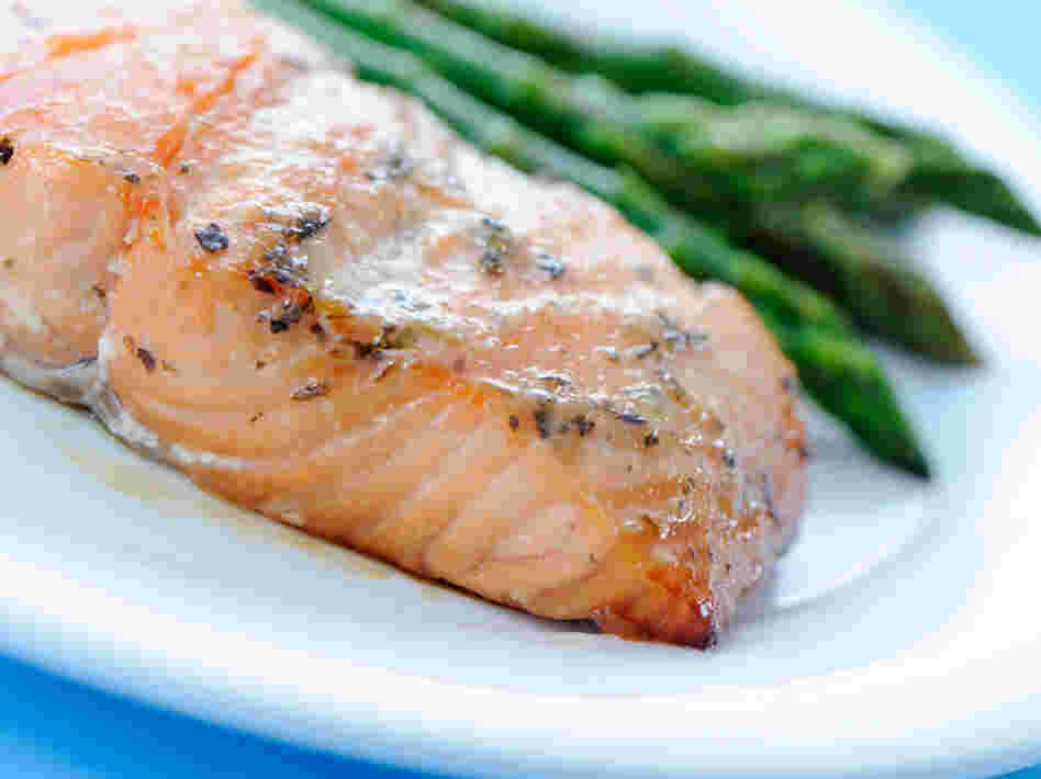 People who ate a diet high in omega-3 fatty acids and vitamin D, which are commonly found in fish, and in vitamins C, E and B, which are often found in vegetables, were less likely to have their brains shrink, and were more likely to score higher on the memory and thinking tests, a study found.