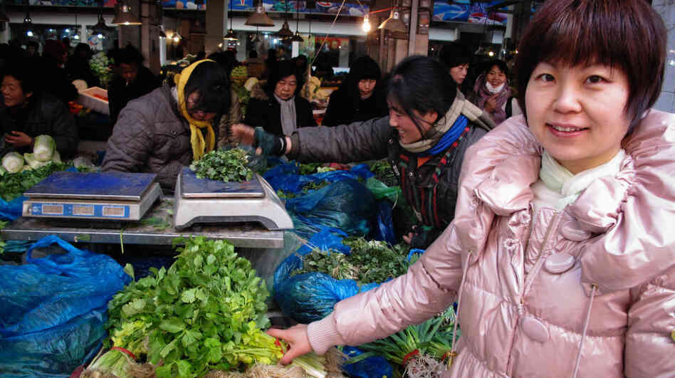 Anna Hu at the Ao Hua Farmers Market in Shanghai. After years of working long hours and eating only in restaurants, Hu has learned how to cook vegetables and eat more healthfully. Anna Hu at the Ao Hua Farmers Market in Shanghai. After years of working long hours and eating only in restaurants, Hu has learned how to cook vegetables and eat more healthfully.