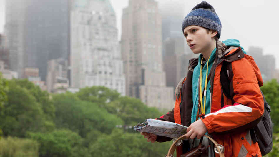 A year after his father's death in the World Trade Center, 11-year-old Oskar Schell (Thomas Horn) sets out on a citywide scavenger hunt to find a missing lock that he hopes will reveal a message from his dad. A year after his father's death in the World Trade Center, 11-year-old Oskar Schell (Thomas Horn) sets out on a citywide scavenger hunt to find a missing lock that he hopes will reveal a message from his dad.