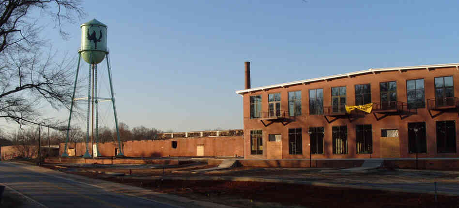 Woodside Cotton Mill in Simpsonville, SC employed 622 people early in 1988. In 1989, the mill closed. It was recently converted into condominiums. Woodside Cotton Mill in Simpsonville, SC employed 622 people early in 1988. In 1989, the mill closed. It was recently converted into condominiums.