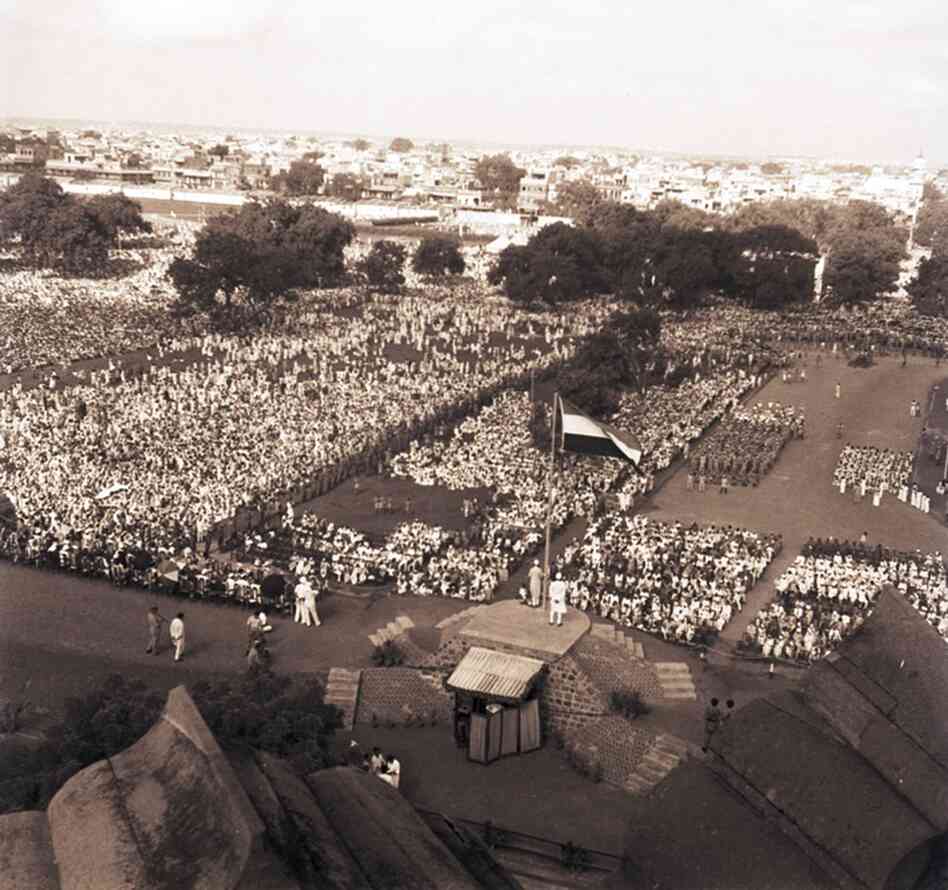 The first unfurling of the Indian flag at Red Fort, Delhi, by Prime Minister Nehru on Aug. 16, 1947. As an employee of the Far Eastern Bureau of British Information Services, Vyarawalla was on the front line of the nation's transition to independence.