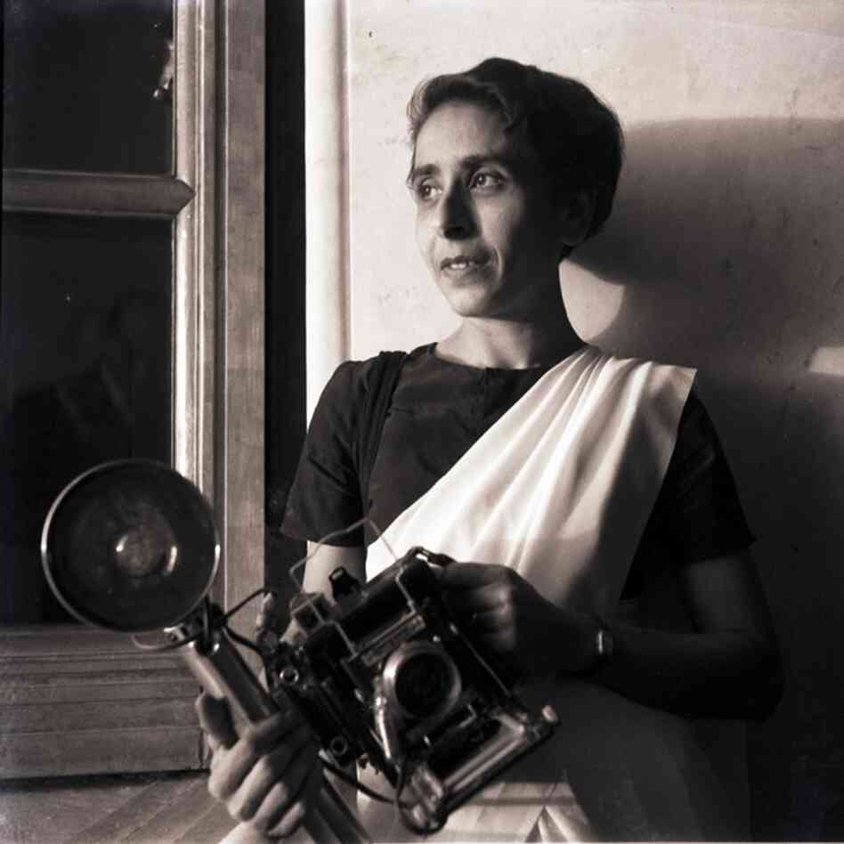 Homai Vyarawalla with her wooden Pacemaker Speed Graphic camera.