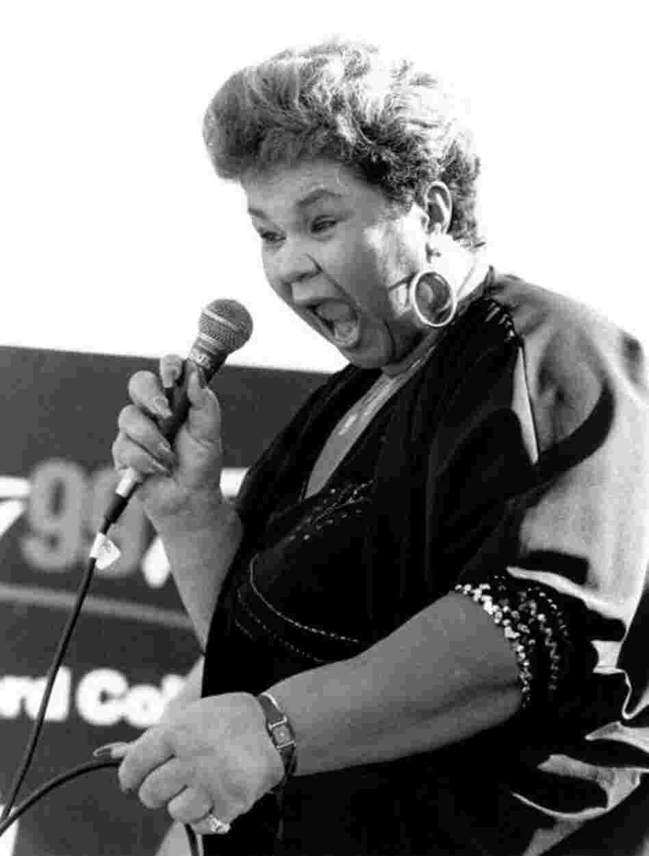 R&B singer Etta James performs on stage in September 1992 in San Francisco, California. 