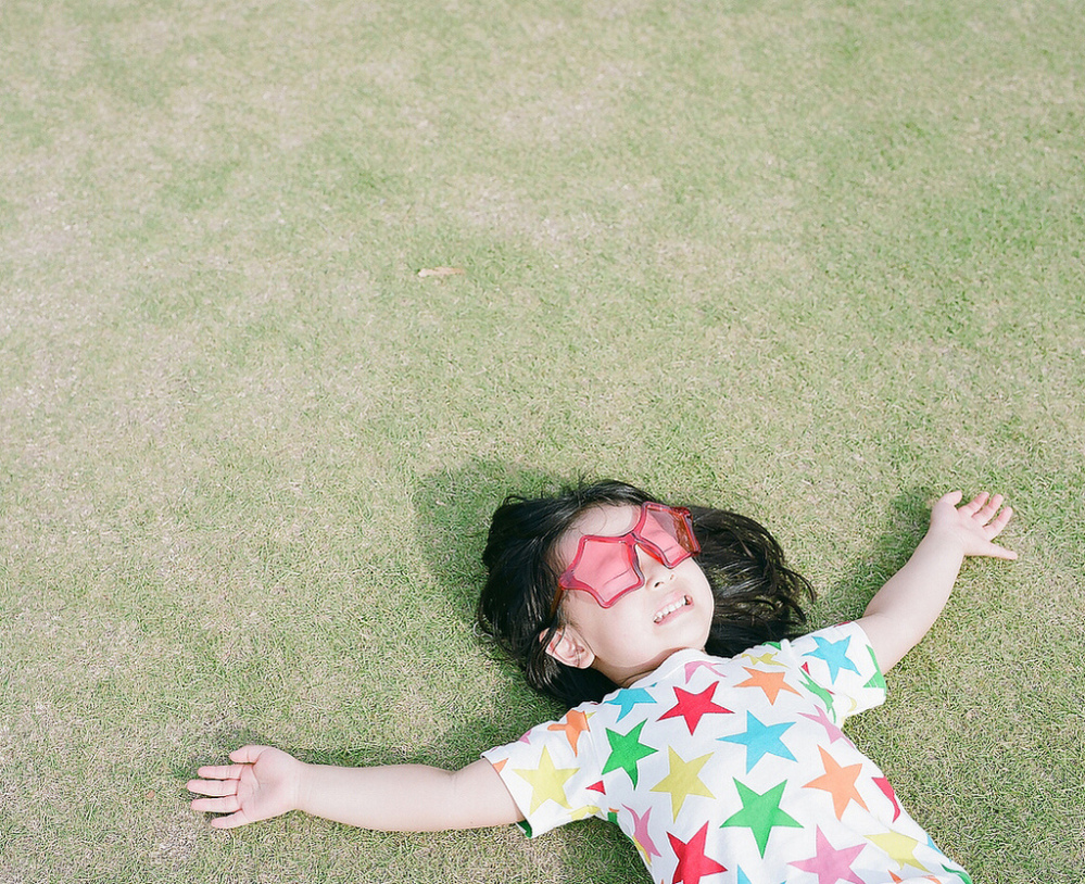 Kanna Nagano lies on the ground, looking very starry-eyed.