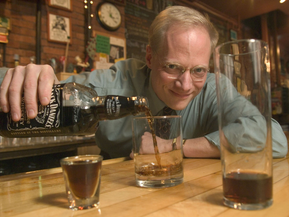 Brian Wansink demonstrates an optical illusion that even fools bartenders. How much should he pour to match the amount in the taller glass?