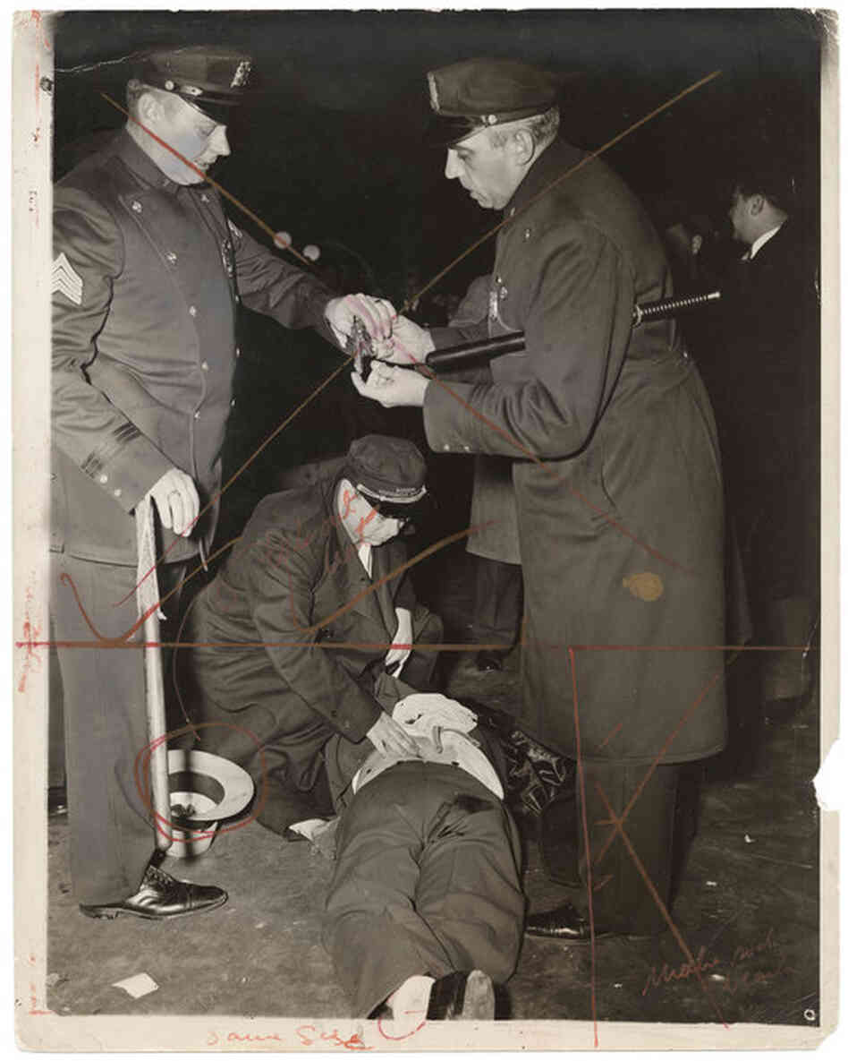 Hold up man killed, Nov. 24, 1941
