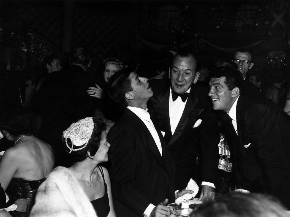 American comedy duo Jerry Lewis (left) and Dean Martin (right) with the English playwright and actor Noel Coward at an unknown location in 1953. Lewis and Martin were famous for their cabaret acts in the 1940s and 1950s.