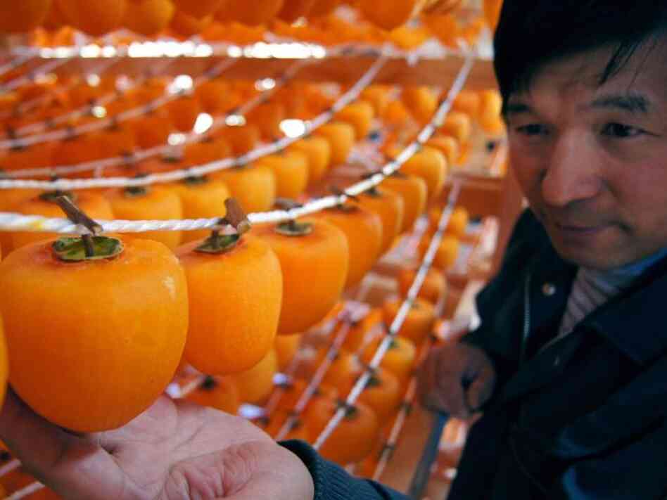 Peeled persimmon is a traditional food of Tohoku.