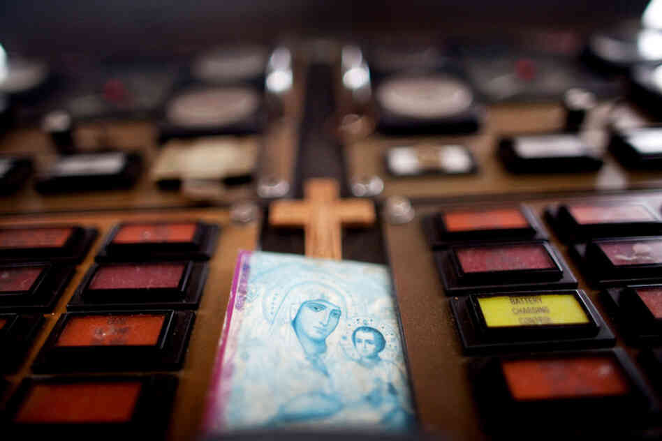 An icon on the helm of a boat being repaired.