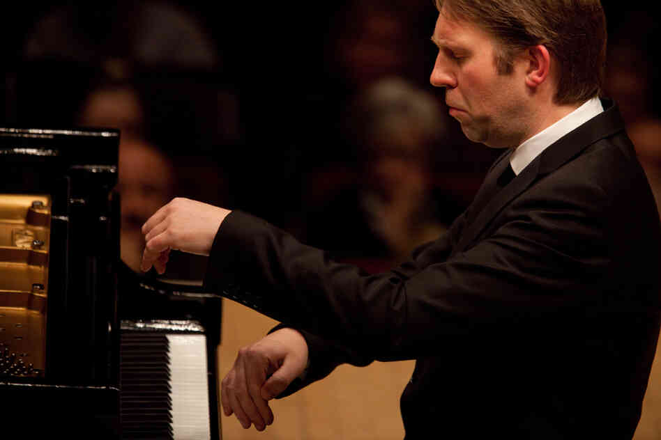 Andsnes played a few pieces that he'd never played in  concert before, including Bartok's Suite, Op. 14, music with plenty of angles,  colors and zigzagging rhythms.