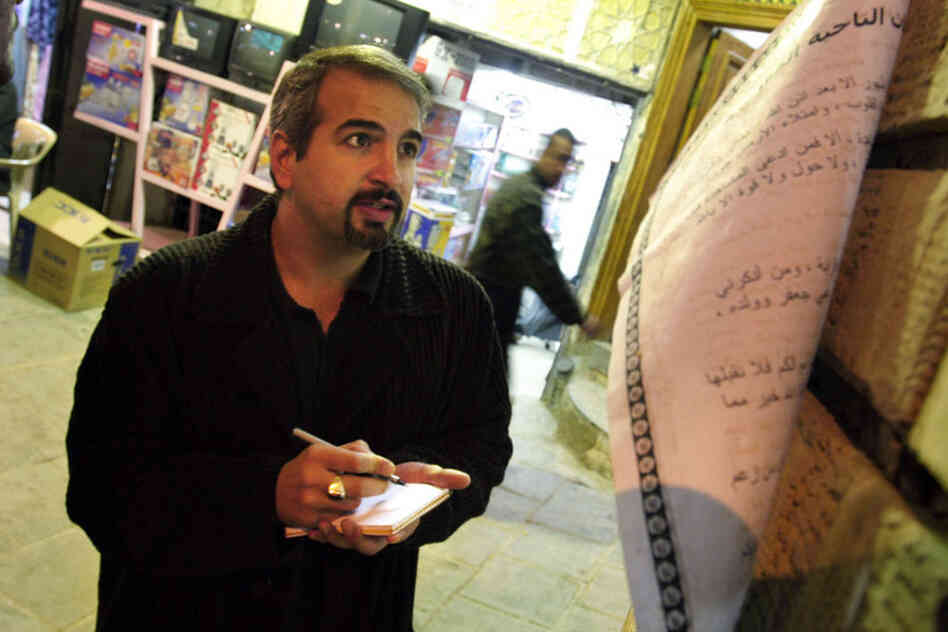 Shadid takes notes outside the Najaf office of Grand Ayatollah Sistani, a leading Shiite figure in Iraq, in 2003. 