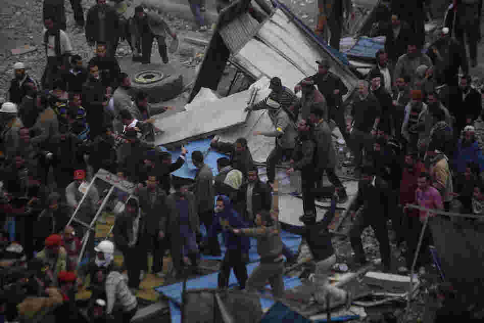 Shadid (in the top right part of this photo) follows Egyptian protesters during clashes between pro-Mubarak supporters and anti-government protesters in Tahrir Square, 2011. 