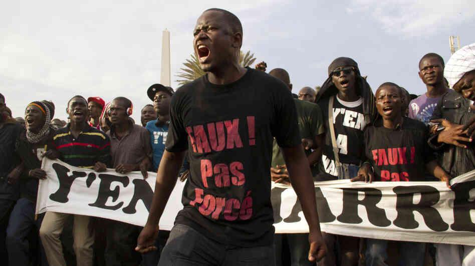 "Don't force it, give up!" reads the t-shirt of a protester during a rally opposing President Abdoulaye Wade's bid for a third term. The slogan comes from Y'en A Marre's signature song, "Abdoulaye, Faux! Pas Force."s opposed to President Abdoulaye Wade running for a third term 