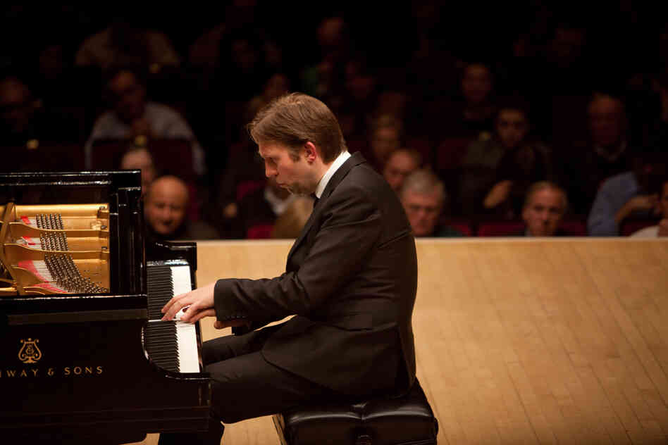 Andsnes said he wanted to show the contrasting sides of Chopin, from ear-spliting violence to gossamer delicacy. The Carnegie Hall audience heard both in the brilliant Ballade in G minor.