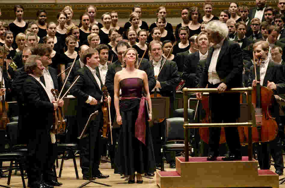 Camilla Tilling and her fellow musicians acknowledge the audience's warm reception during the program's first half, in which Tilling sang the solo to Wolf's "Elfenlied."
