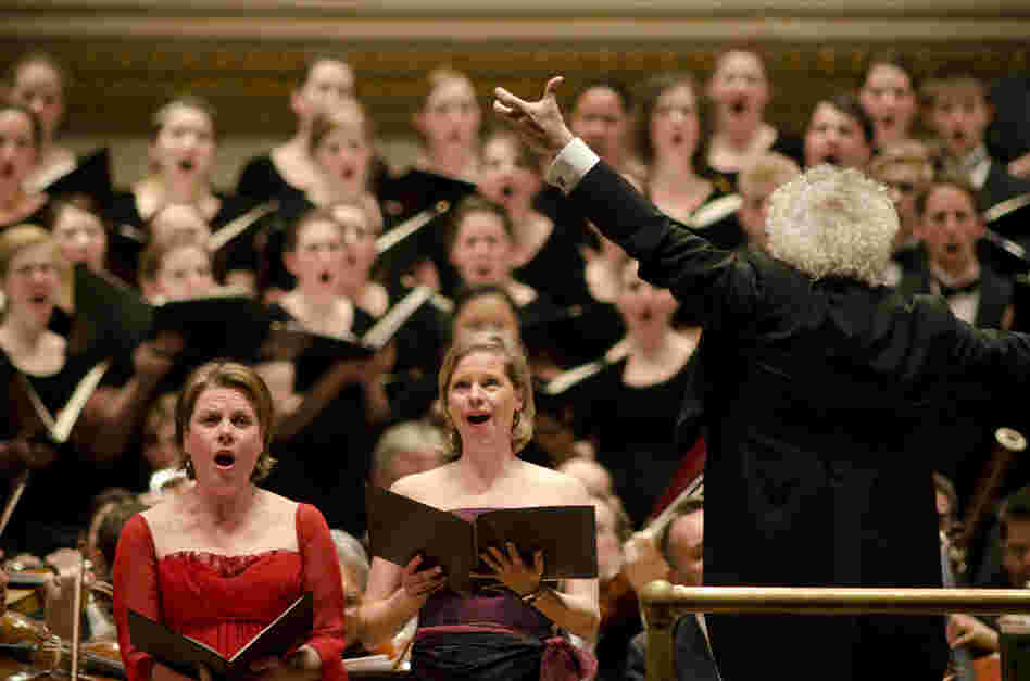 Mezzo-soprano Bernarda Fink joined the amassed musicians for the Mahler.