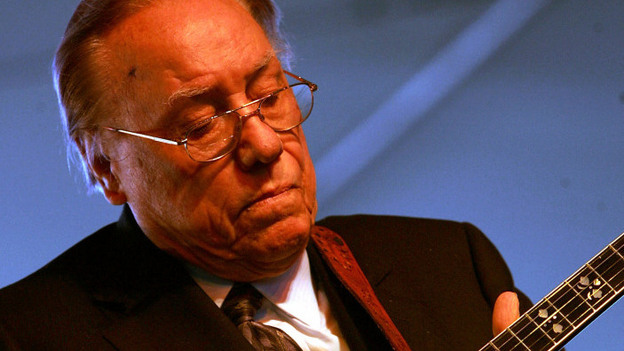 Earl Scruggs performs at the Stagecoach Music Festival in 2007.