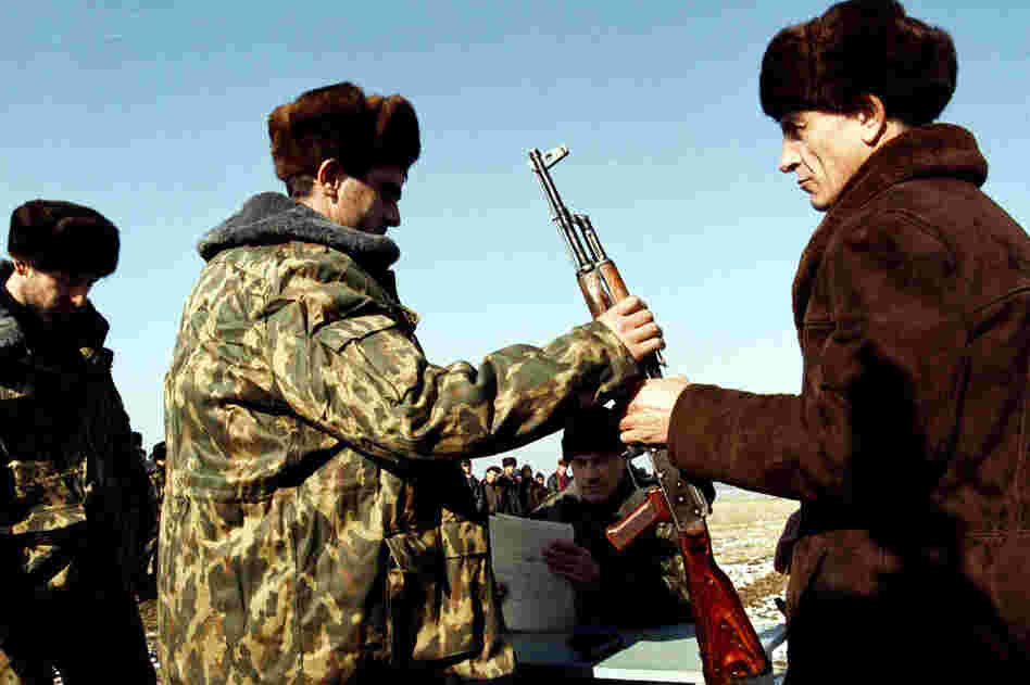Russian commanders gave Kalashnikov rifles to Chechen militiamen who helped in the fight against Islamic militants in 1999. 