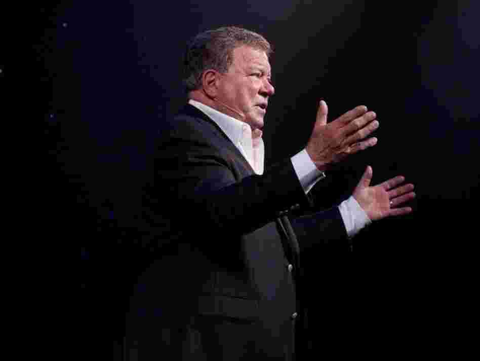 In his solo show, Shatner shares stories about his childhood, his father, and his lengthy acting career.