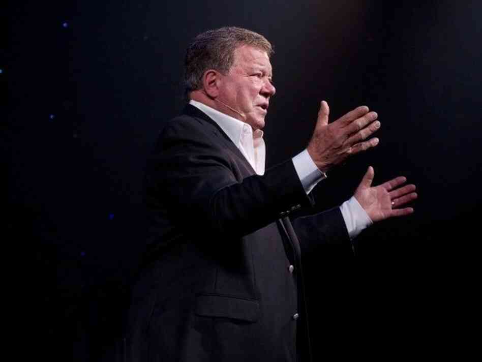 In his solo show, Shatner shares stories about his childhood, his father, and his lengthy acting career.