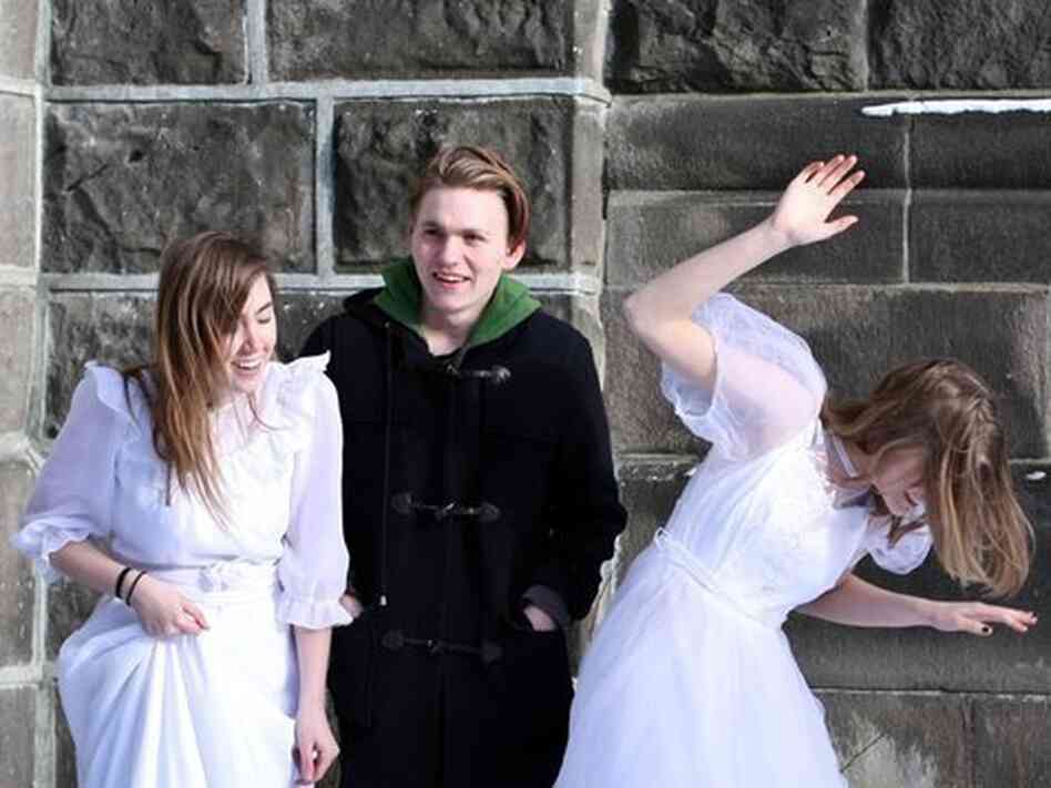 "Viltu Vitrast" is an alluring bit of Icelandic pop from a band whose oldest member is still 18. "Viltu Vitrast" is an alluring bit of Icelandic pop from a band whose oldest member is still 18.