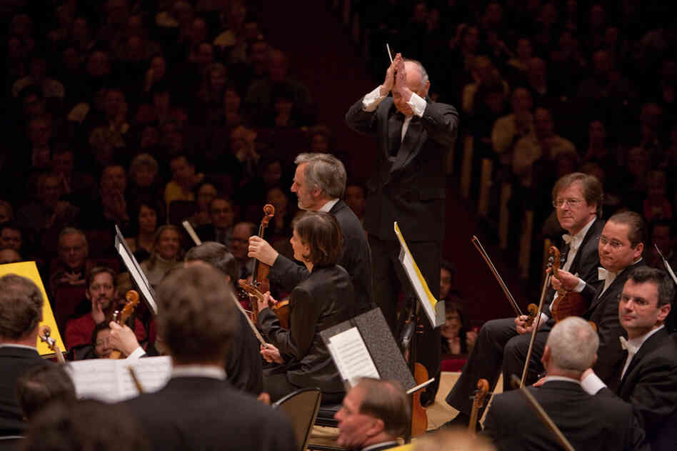 Maazel thanks the Vienna musicians.