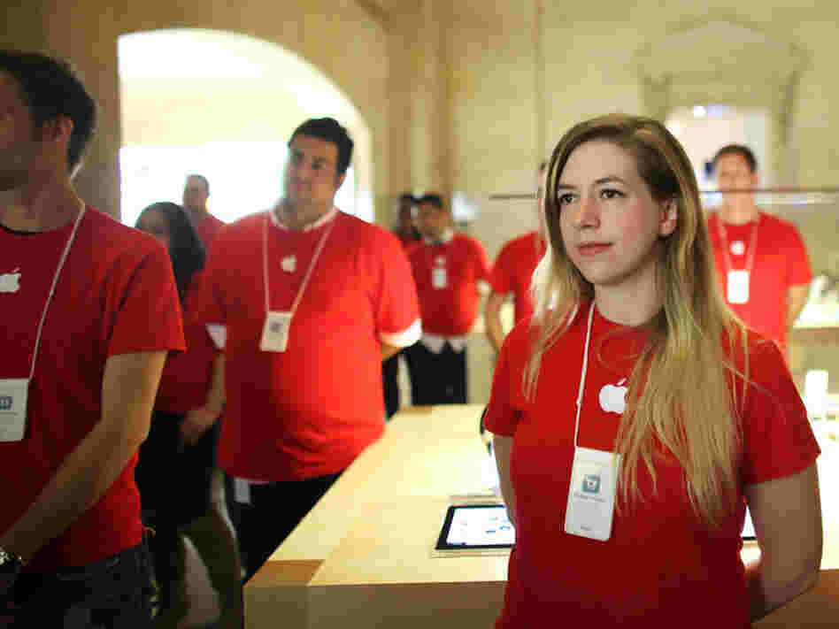  Apple's store in New York City's Grand Central station employs about 315 people. 