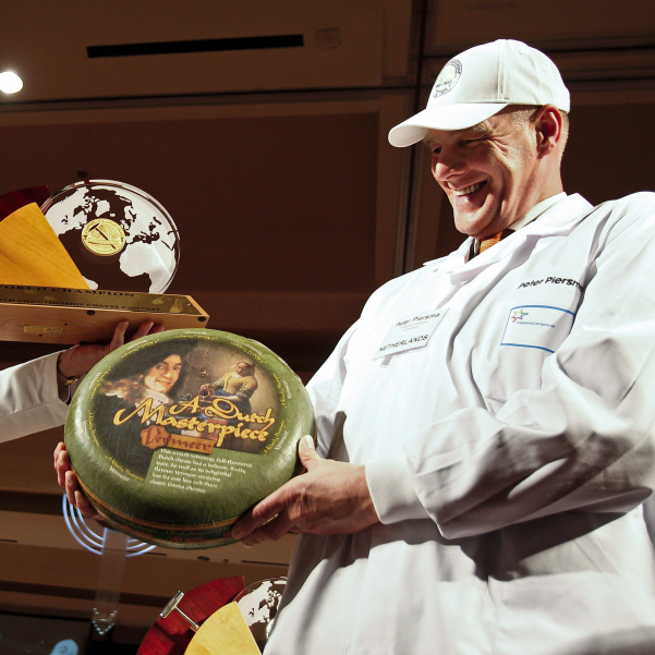 Bill Schlingsog, left, passes off the championship trophy to Peter Piersma, a judge who accepted the award on behalf of the Dutch winners