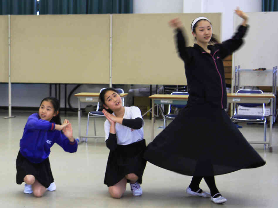 Students at Tohoku Chosen, an elementary and junior high school for North Koreans in Sendai City, now take dance classes in the school's cafeteria because their main building was destroyed when the earthquake struck northeast Japan last March.