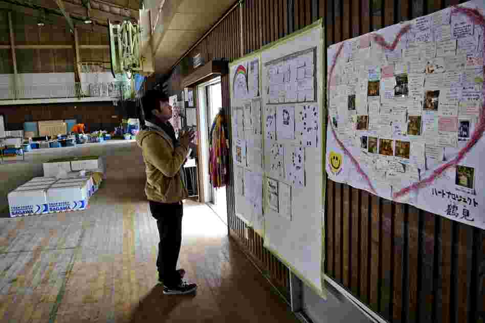 Daisuke looks at notes left by schoolchildren inside the gym.