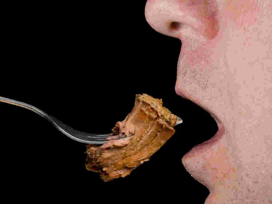 Eating foods high in saturated fat may increase fertility problems in men, a preliminary study finds.