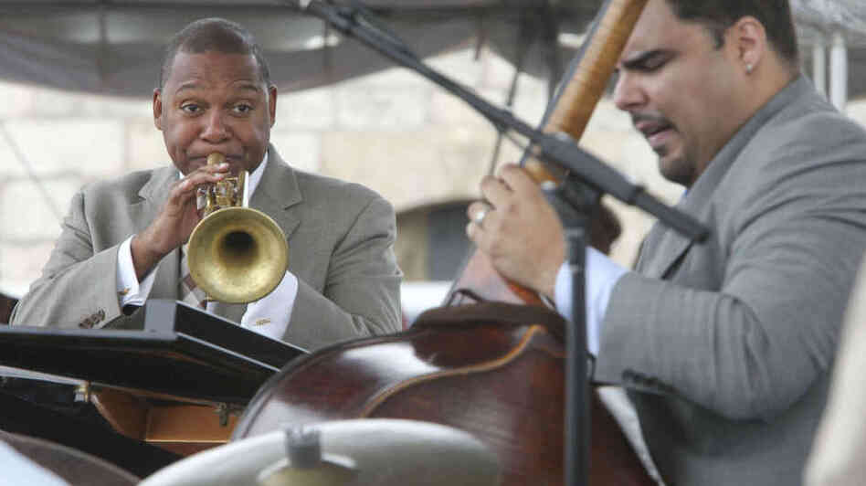 Wynton Marsalis (left) with bassist Carlos Henriquez.
