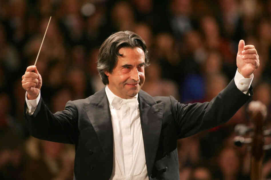 Riccardo Muti (shown here in Vienna in 2006) didn't let scuffling patrons stop a recent performance with the Chicago Symphony.