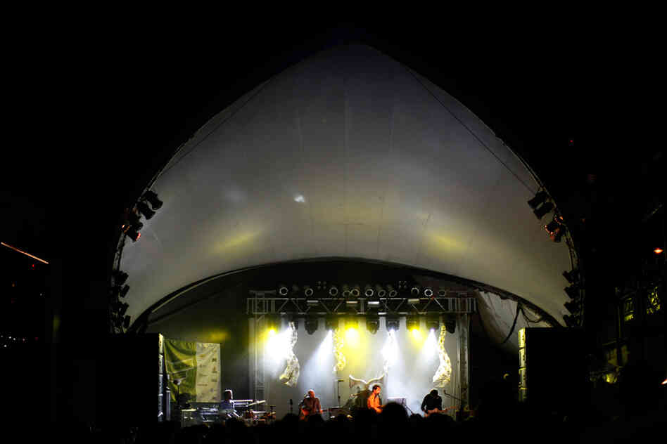 Untrue fact: The Stubb's bandshell doubled as an alien spacecraft in The X-Files episode "Invasion of the Fuzzy Boots."