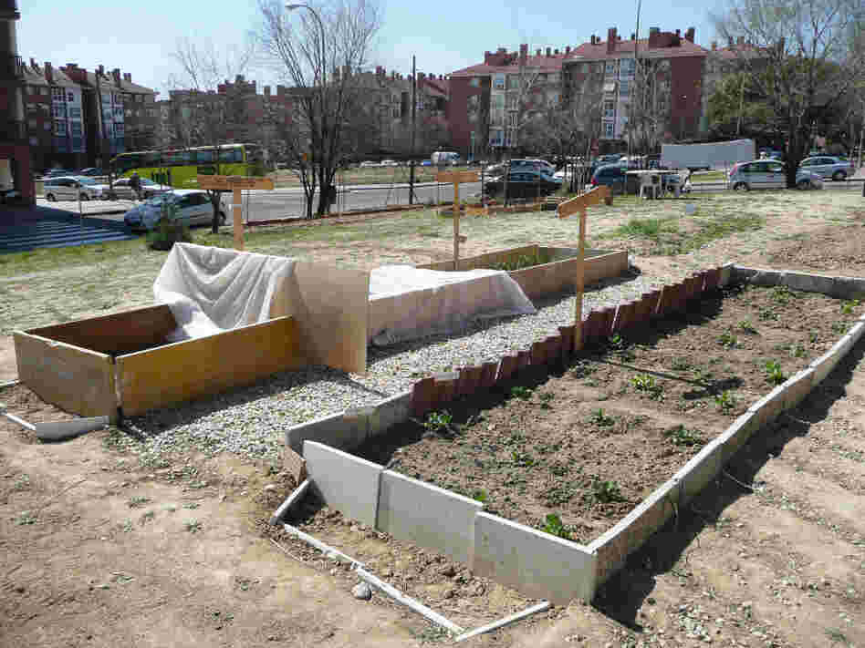 This urban garden was started by a group of neighbors on land that was cleared for construction during Spain's housing bubble but never built upon. The garden began in November 2011 and is tended to by volunteers who live in the neighborhood.