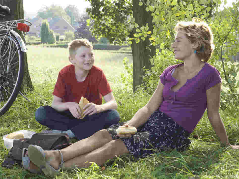 Wild child Cyril (Thomas Doret) forges an unlikely relationship with town hairdresser Samantha (Cecile de France) when his father abandons him. Wild child Cyril (Thomas Doret) forges an unlikely relationship with town hairdresser Samantha (Cecile de France) when his father abandons him.