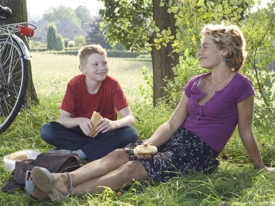 Wild child Cyril (Thomas Doret) forges an unlikely relationship with town hairdresser Samantha (Cecile de France) when his father abandons him. Wild child Cyril (Thomas Doret) forges an unlikely relationship with town hairdresser Samantha (Cecile de France) when his father abandons him.